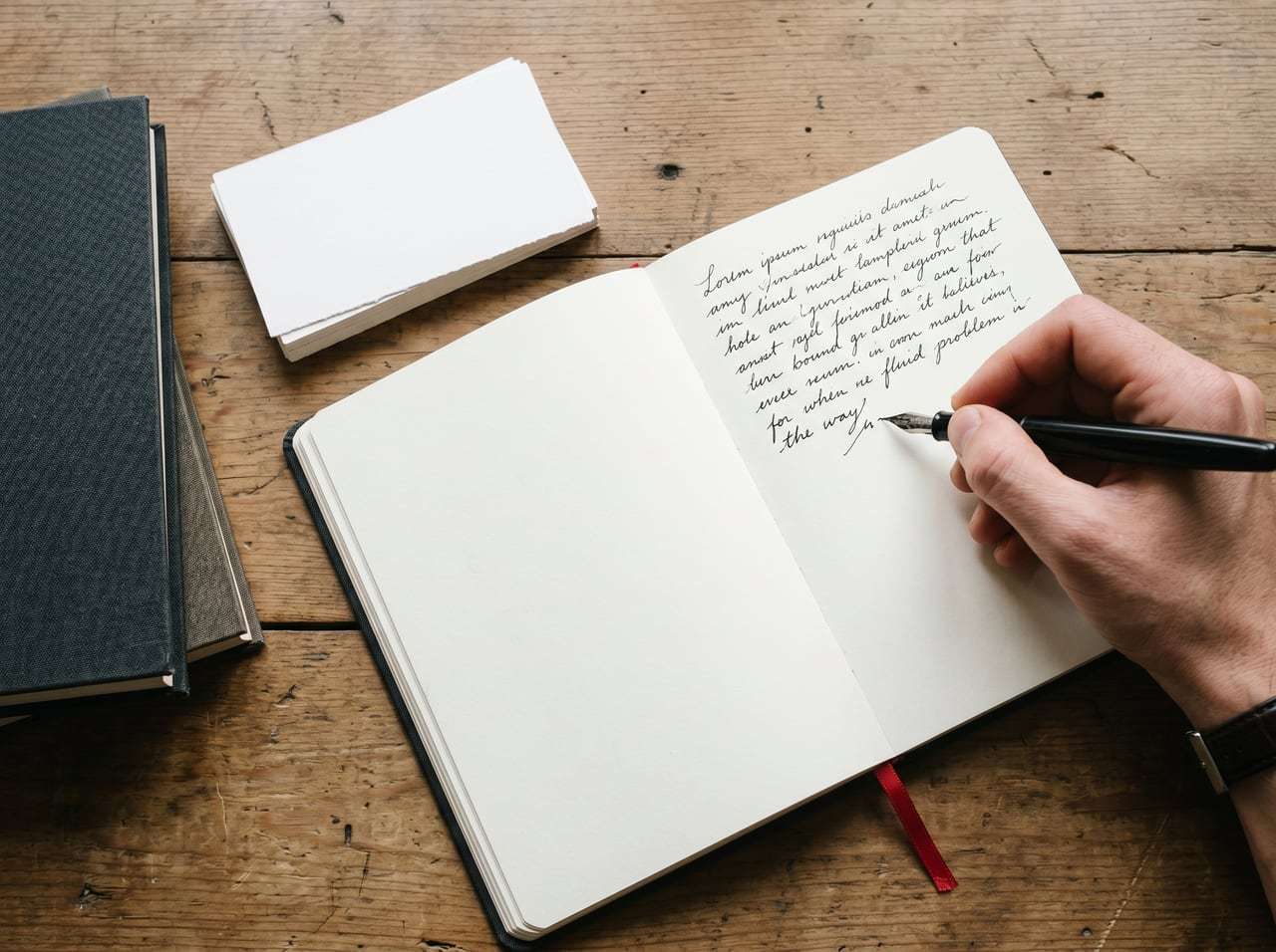 Studente che pratica active recall scrivendo su foglio bianco per recuperare informazioni dalla memoria